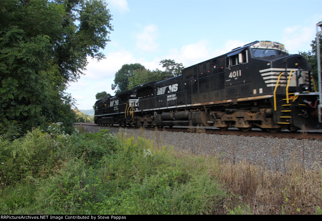 NS 4512 takes train 11V West